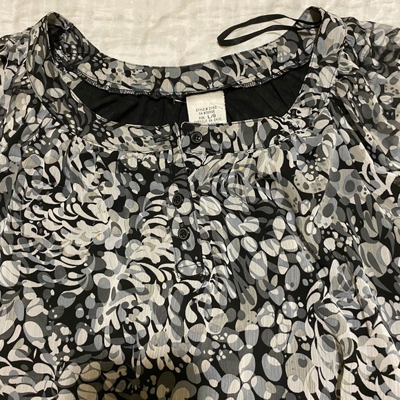 Large grey designed blouse - Picture 2 of 3